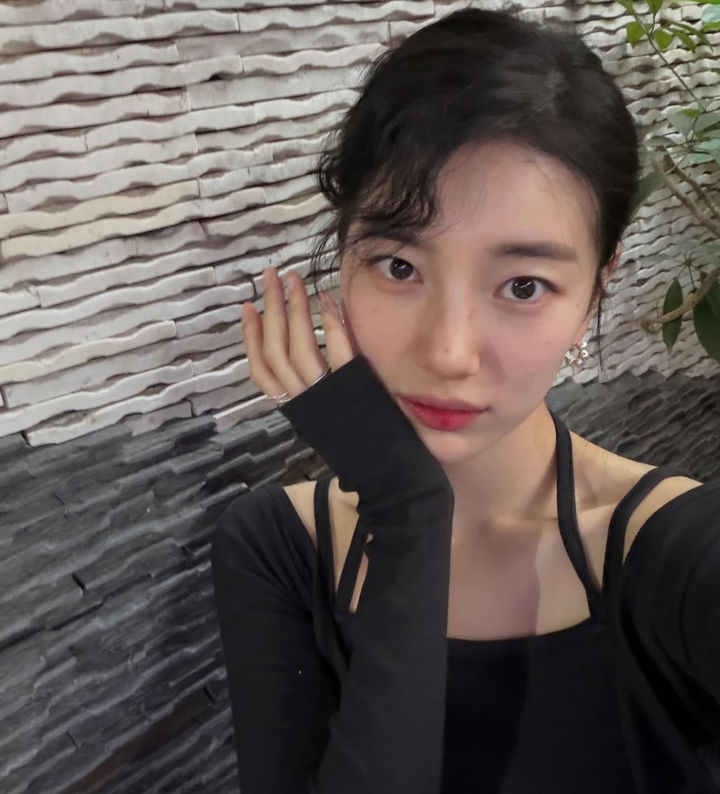 [서울=뉴시스] 배우 수지. (사진=수지 인스타그램 캡처) 2025.12.10. photo@newsis.com *재판매 및 DB 금지