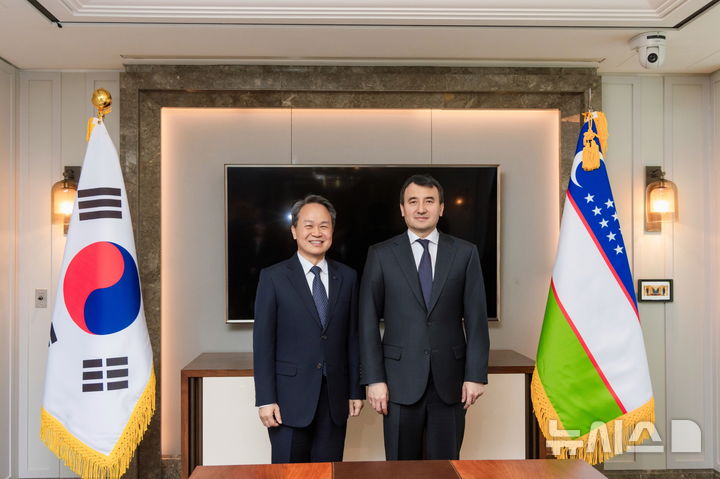 [서울=뉴시스]이날 행사에 참석한 진옥동 신한금융그룹 회장(사진 왼쪽)과 잠시드 호자예프 우즈베키스탄 부총리가 기념촬영을 하고 있다. (사진=신한금융그룹). 2025.12.10. photo@newsis.com 