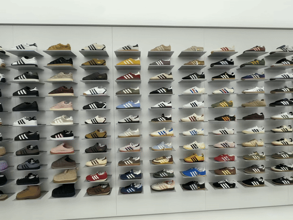 [서울=뉴시스] 무신사 용산 메가스토어 내 중앙 입구에 위치한 슈즈월. (사진=뉴시스) *재판매 및 DB 금지