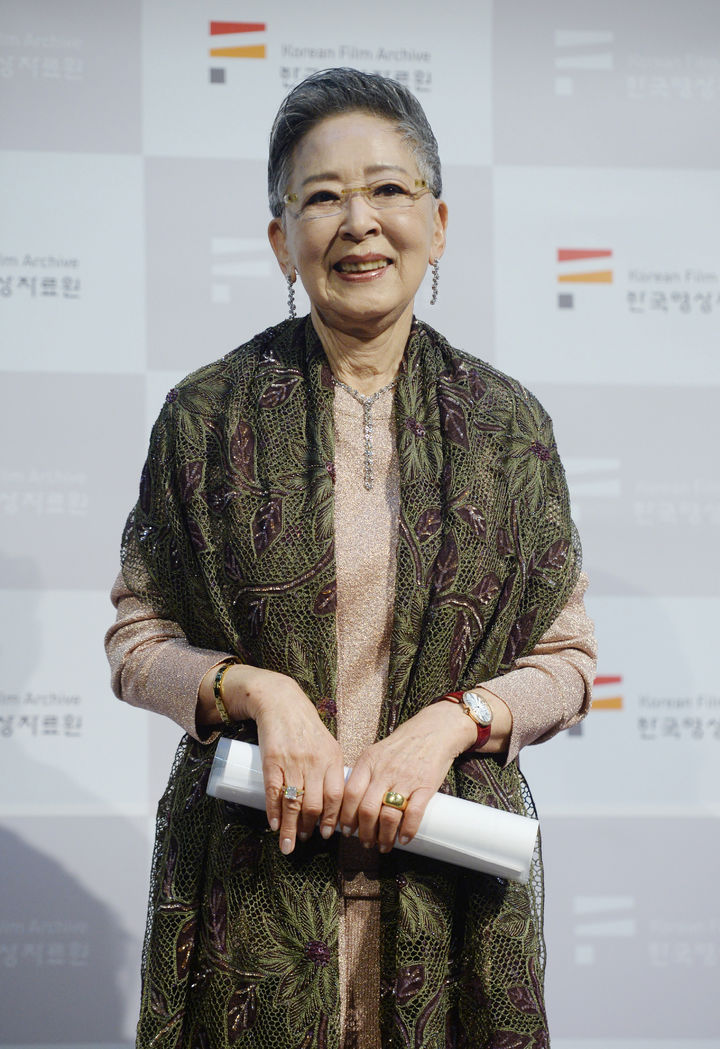 [서울=뉴시스]김진아 기자 = 배우 김지미가 29일 서울 마포구 한국영상자료원에서 열린 ‘매혹의 배우, 김지미’ 특별전 언론공동 인터뷰에서 인사말을 하고 있다. 다음 달 12일까지 열리는 '매혹의 배우, 김지미' 특별전에서는 '길소뜸'(1985) '티켓'(1986)과 같은 그의 주요작과 함께 종교계 반발에 부딪혀 제작이 무산됐던 '비구니'(1985)의 부분 복원판 및 관련 다큐멘터리 등 스무 편의 작품을 상영한다. 2017.06.29. bluesoda@newsis.com *재판매 및 DB 금지