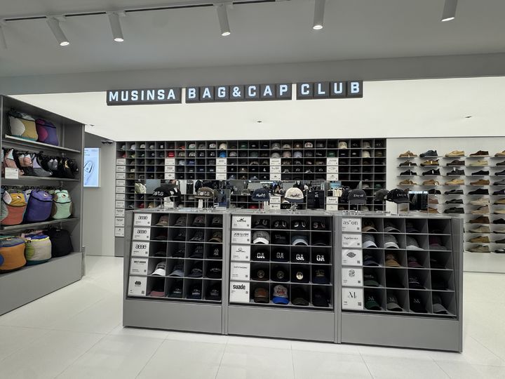 [서울=뉴시스] 스트릿 캐주얼 브랜드의 인기 가방 및 모자를 선보이는 무신사 백&캡클럽. (사진=뉴시스) *재판매 및 DB 금지