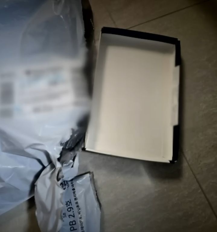 [뉴시스] 쿠팡 로켓배송으로 속옷을 주문하고 사흘 연속 빈 상자만 배송됐다는 소비자 제보가 나왔다. 사진은 피해 소비자가 찍은 배송 당시 물품의 모습.  (사진 = 'JTBC News' 유튜브 캡처) 2025..12.10. *재판매 및 DB 금지