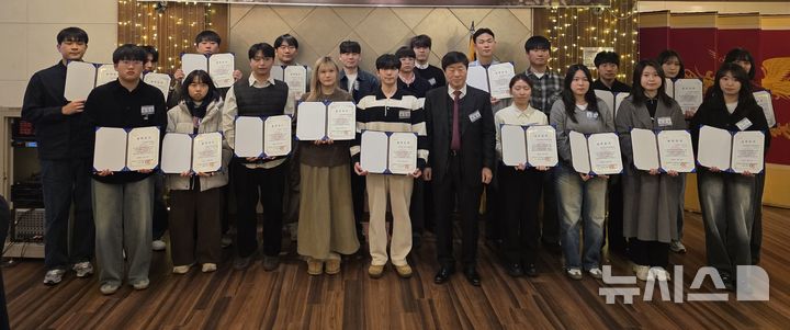 [전주=뉴시스] 전북대학교 총동창회는 연말을 맞아 총 23명의 학생에게 2100만원의 장학금을 전달했다고 10일 밝혔다. (사진=전북대 제공) 2025.12.10. photo@newsis.com