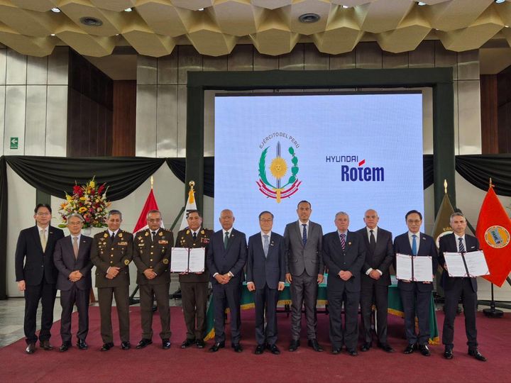 [서울=뉴시스] 지난 9일(현지 시간) 페루 리마에서 열린 K2 전차 및 K808 차륜형장갑차 공급 총괄합의 체결식에서 참석자들이 기념촬영을 하고 있다.(사진=현대로템 제공). 2025.12.10. photo@newsis.com *재판매 및 DB 금지