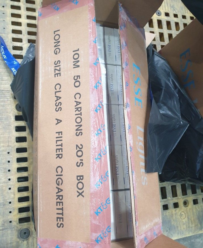 [인천=뉴시스] 종이박스에 담겨있는 위조 국산 담배 (사진=인천본부세관 제공) 2025.12.10. photo@newsis.com *재판매 및 DB 금지