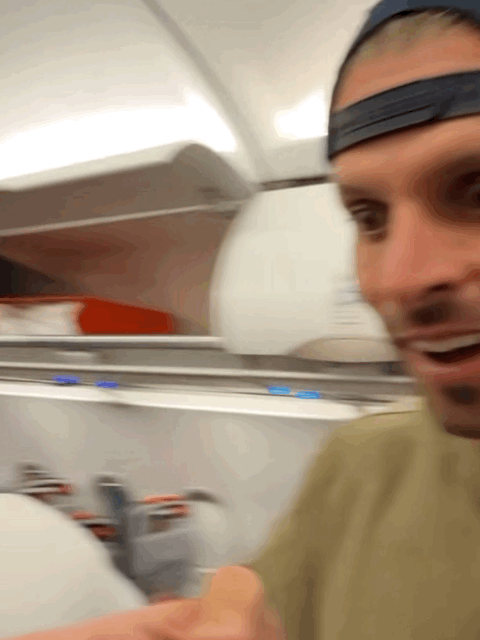 [서울=뉴시스]중동의 한 항공기에서 머리 덮개를 쓴 매 4마리가 객실 좌석 한 줄에 얌전히 앉아 있는 모습.  (사진출처: 인스타그램 캐처) 2025.12.10. *재판매 및 DB 금지 *재판매 및 DB 금지