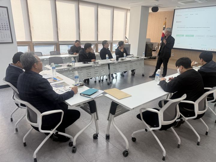 [진주=뉴시스]이학춘 동아대 교수가 진주시 시설관리공단의 ESG 공급망 실사평가지표와 평가준비사항을 정상섭 이사장(좌측 첫 번째)과 각 팀장에게 설명하고 있다.(사진=진주시시설관리공단 제공).2025.12.10.photo@newsis.com *재판매 및 DB 금지