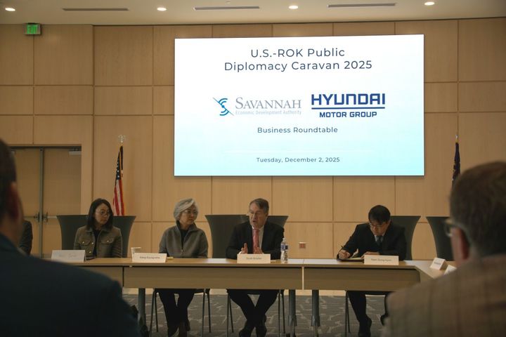 [서울=뉴시스] 최근 미국 조지아주 경제개발청(SEDA), 미국 싱크탱크 한미경제연구원(KEI), 현대차그룹이 공동 주관한 비즈니스 라운드테이블이 열린 가운데 강경화 주미대사(왼쪽 둘째) 등 관계자가 발언하는 모습. (사진=SEDA 소셜미디어 갈무리) 2025.12.10 photo@newsis.com *재판매 및 DB 금지