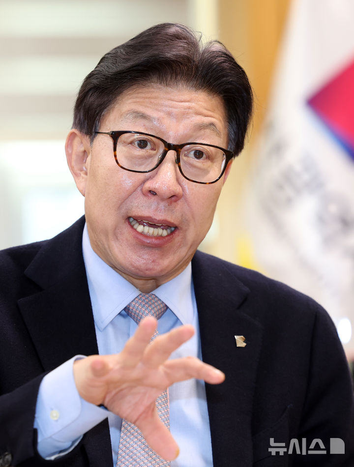 [부산=뉴시스] 하경민 기자 = 박형준 부산시장이 집무실에서 뉴시스와 인터뷰 하고 있다. 2025.12.10. yulnetphoto@newsis.com