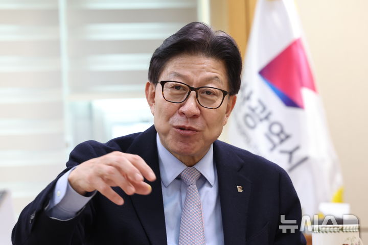 [부산=뉴시스] 하경민 기자 = 박형준 부산시장이 집무실에서 뉴시스와 인터뷰 하고 있다. 2025.12.10. yulnetphoto@newsis.com