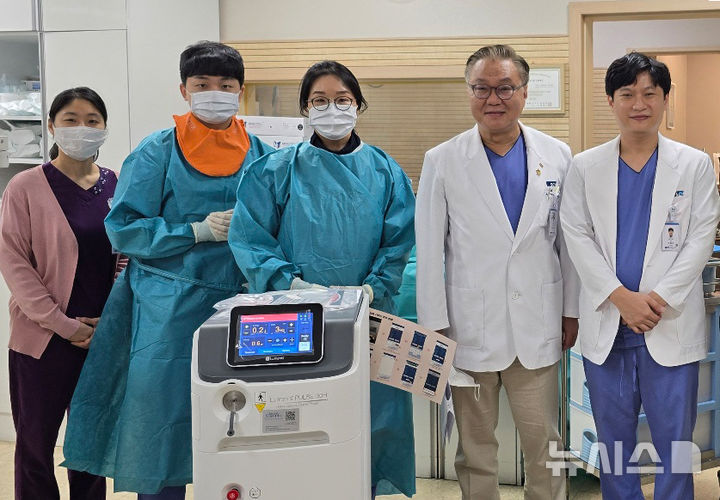 [부천=뉴시스]정일형 기자 = 새로 도입한 홀뮴레이저 시스템(Lumenis Pulse 30H, Boston Scientific)을 이용해 시술에 성공한 순천향대 부천병원 소화기병센터 췌장담도팀. (사진=순천향대 부천병원 제공)