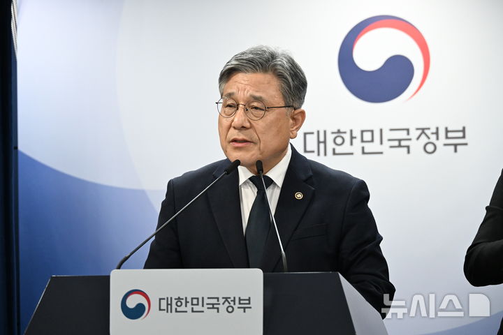 [서울=뉴시스] 허민 국가유산청장은 10일 정부서청사에서 국무총리 주재 국가정책조정회의에서 부산 유네스코 세계유산위 추진 계획을 브리핑하고 있다. (사진=국가유산청 제공) 205.12.10. photo@newsis.com