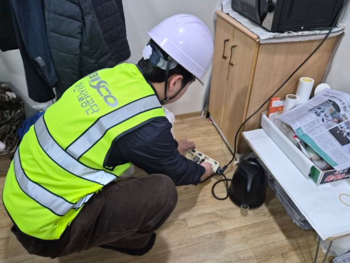 [부산=뉴시스] 부산시설공단은 겨울철 화재 예방을 위한 지하도상가 전기·소방시설 특별점검을 진행하고 있다. (사진=부산시설공단 제공) 2025.12.10. photo@newsis.com *재판매 및 DB 금지