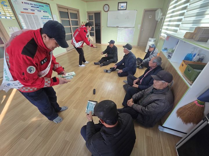 [홍성=뉴시스] 홍성군 산림과 공무원들이 읍면을 순회하면서 불법소각 금지를 당부하고 있다. *재판매 및 DB 금지