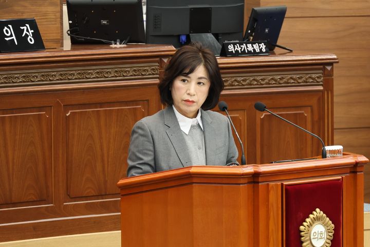 [창원=뉴시스] 강경국 기자 = 구점득 경남 창원시의원이 10일 열린 제148회 정례회에서 시정질문을 하고 있다. (사진=창원시의회 제공). 2025.12.10. photo@newsis.com *재판매 및 DB 금지