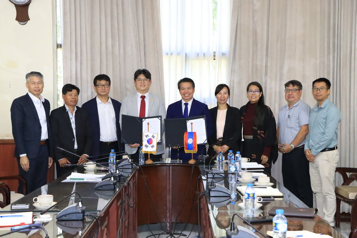 [서울=뉴시스] 세종대와 라오스 국립대 관계자들이 협약식에서 기념사진을 촬영하고 있다. (사진=세종대 제공) 2025.12.10. photo@newsis.com *재판매 및 DB 금지