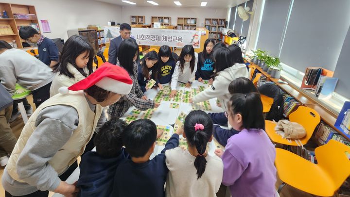 [거창=뉴시스] 거창군 찾아가는 사회적경제 교육 (사진=거창군 제공) 2025. 12. 10. photo@newsis.com *재판매 및 DB 금지