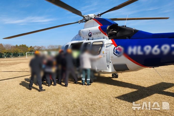 [제주=뉴시스] 10일 오전 제주 서귀포시 표선면 한 축사에서 추락 사고를 당한 60대가 닥터헬기에 의해 이송되고 있다. (사진=제주소방안전본부 제공) 2025.12.10. photo@newsis.com