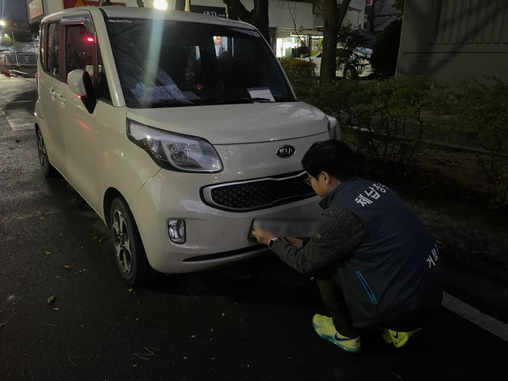 [거창=뉴시스] 거창군 체납차량 야간 번호판 영치 (사진=거창군 제공) 2025. 12. 10. photo@newsis.com *재판매 및 DB 금지