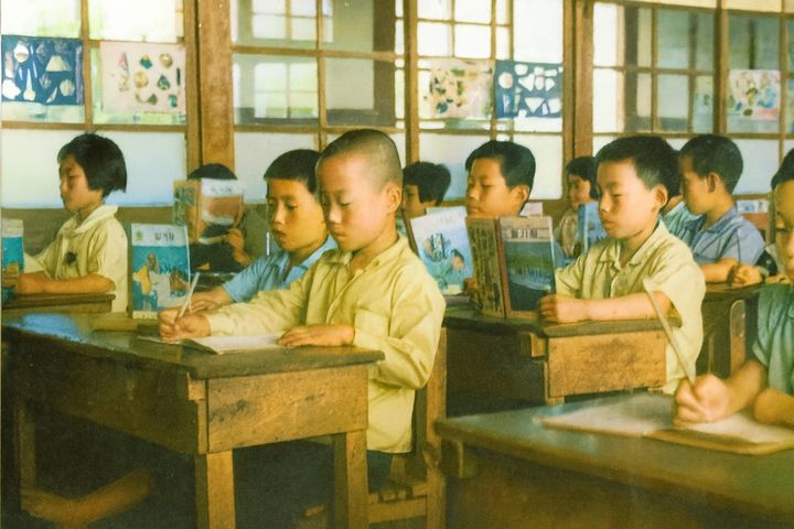 [밀양=뉴시스] 1974년 내진초등학교의 AI색복원사진. (사진= 밀양교육지원청 제공) 2025.12.10. photo@newsis.com *재판매 및 DB 금지