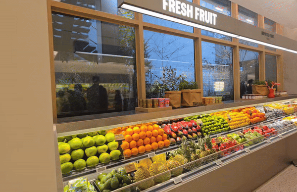 [서울=뉴시스] 이주혜 기자 = 10일 서울 강남구 하우스오브신세계 청담' 식품관 '트웰브'에 과일을 비롯한 신선식품이 진열돼 있다. 2025.12.10. winjh@newsis.com *재판매 및 DB 금지