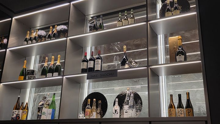 [서울=뉴시스] 이주혜 기자 = 10일 서울 강남구 하우스오브신세계 청담'의 화이트 리쿼 전문 매장 '클리어'에 화이트 주류가 진열돼 있다. 2025.12.10. winjh@newsis.com *재판매 및 DB 금지