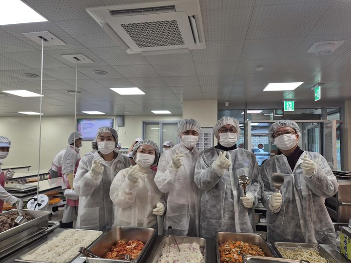 [용인=뉴시스]성지중학교 급식실 '온기당'이 현대식으로 10일 문을 열었다.2025.12.10.photo@newsis.com *재판매 및 DB 금지