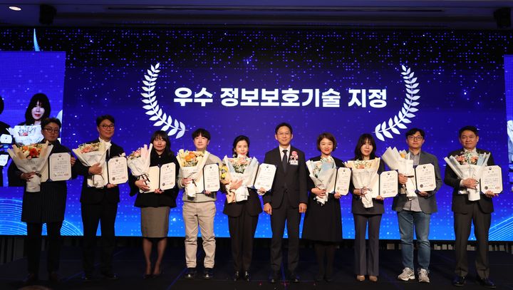 [서울=뉴시스] 종합 정보보안 전문기업 수산아이앤티는 지난 9일 열린 '2025 정보보호산업인의 밤' 기념식에서 '우수 정보보호기술' 분야 과학기술정보통신부 장관상을 수상했다고 10일 밝혔다. 사진은 수산아이앤티 정은아 대표(오른쪽에서 4번째)가 우수 정보보호기술 지정 과학기술정보통신부 장관 표창을 수상하고 기념촬영을 한 모습. (사진=수산아이앤티 제공) 2025.12.10. photo@newsis.com *재판매 및 DB 금지