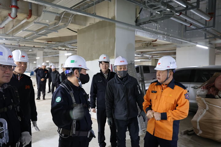 [광주=뉴시스] 지난 9일 광주 남부소방서가 고층 건축물 공사현장을 방문해 화재 예방과 작업자 안전 확보를 위한 현장 안전점검을 진행하고 있다. (사진 = 남부소방 제공) 2025.12.09. photo@newsis.com *재판매 및 DB 금지