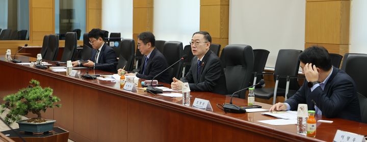 [대전=뉴시스] 이명구 관세청장(오른쪽 두번째)이 9일 서울세관에서 열린 관세청 수사발전 자문위원회 출범식에서 발언하고 있다.(사진=관세청 제공) *재판매 및 DB 금지