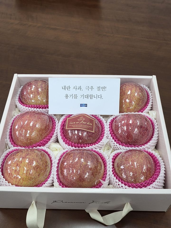 [서울=뉴시스]조국혁신당은 10일 국민의힘에 보낸 답례품 '사과'가 반송됐다고 알렸다. (사진=조국혁신당 제공) 2025.12.10. photo@newsis.com *재판매 및 DB 금지