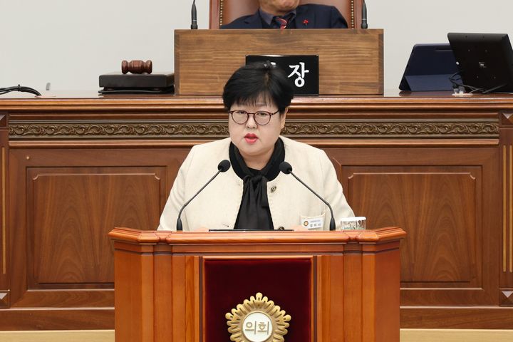 [창원=뉴시스] 강경국 기자 = 김미나 경남 창원시의원이 10일 열린 제148회 정례회 제2차 본회의에서 시정질문을 하고 있다. (사진=창원시의회 제공). 2025.12.10. photo@newsis.com *재판매 및 DB 금지