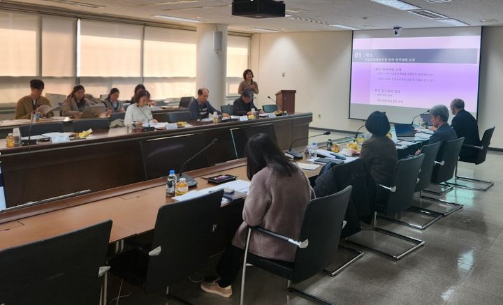 [서울=뉴시스] 한지 관련 용어 제정 제안을 위한 전문가 자문회의 (사진=국가유산청 제공) 2025.12.10. photo@newsis.com *재판매 및 DB 금지