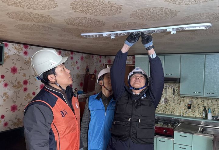 해양교통안전공단, 섬 취약가구 LED 교체·전기설비 점검