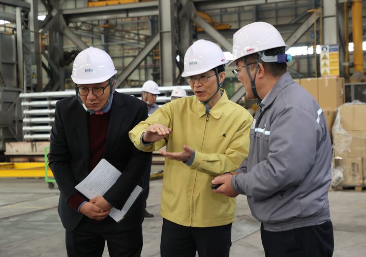 [군산=뉴시스] 강성민(가운데) 조달청 차장이 10일 전북 군산에 위치한 비축 알루미늄 이용업체인 하이호경금속을 찾아 현장점검을 실시하고 있다.(사진=조달청 제공) *재판매 및 DB 금지