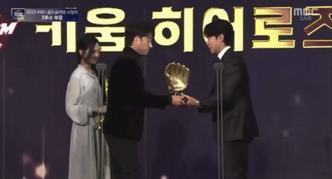 [뉴시스] 3루수 부문 골든글러브를 수상한 프로야구 키움 히어로즈의 송성문이 시상자로 나선 이택근 해설위원에게 볼뽀뽀를 해 화제다. (영상=MBC 캡처) *재판매 및 DB 금지