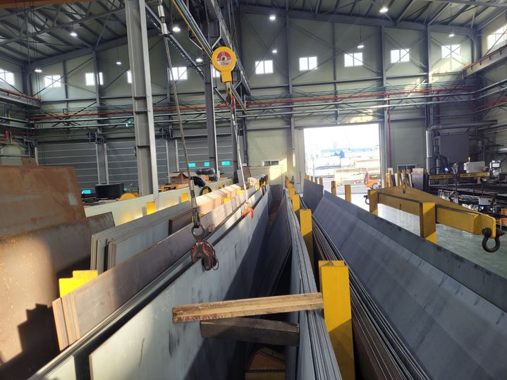 [울산=뉴시스] 박수지 기자 =10일 오전 울산 울주군 온산읍 한 트레일러 제조업체에서 60대 작업자가 철판에 깔리는 사고가 발생했다. (사진=독자 제공) 2025.12.10. photo@newsis.com *재판매 및 DB 금지