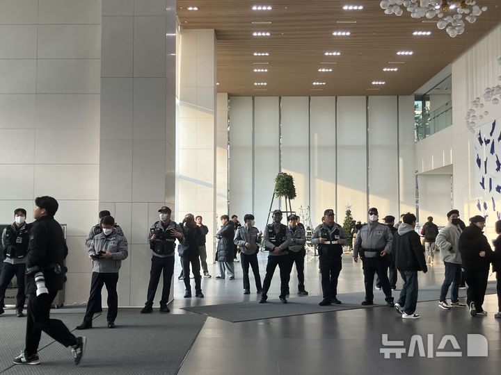 [서울=뉴시스] 김경민 인턴기자 = 쿠팡물류센터지회 노동자 연행 이후 경찰이 로비 상황을 관리하고 있다. 2025.12.10. photo@newsis.com