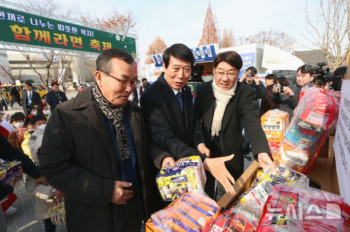 [전주=뉴시스]윤난슬 기자 = 전북 전주시종합사회복지관협회와 전주시노인복지관연합회, 전주시시니어클럽연합회는 10일 덕진공원 열린광장에서 라면 1개 기부를 통해 입장할 수 있는 '전주와 함께라면 축제'를 진행했다고 밝혔다. (사진=전주시 제공) 2025.12.10. photo@newsis.com 