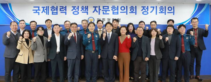 [광주=뉴시스] 광주경찰청 5층 무등홀에서 열린 국제협력 정책 자문협의회 정기회의에 참석한 김영근 광주경찰청장과 이영관 협의회 회장 등 관계자들이 기념사진을 찍고 있다. (사진 = 광주경찰청 제공) 2025.12.10. photo@newsis.com *재판매 및 DB 금지