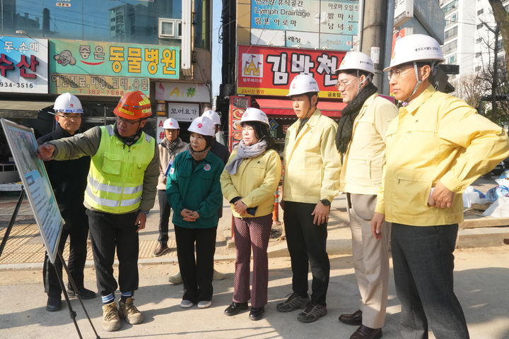 도시철도 2호선 건설공사 현장 방문한 광주시의회 산업건설위원회 소속 의원들. (사진=시의회 제공) *재판매 및 DB 금지