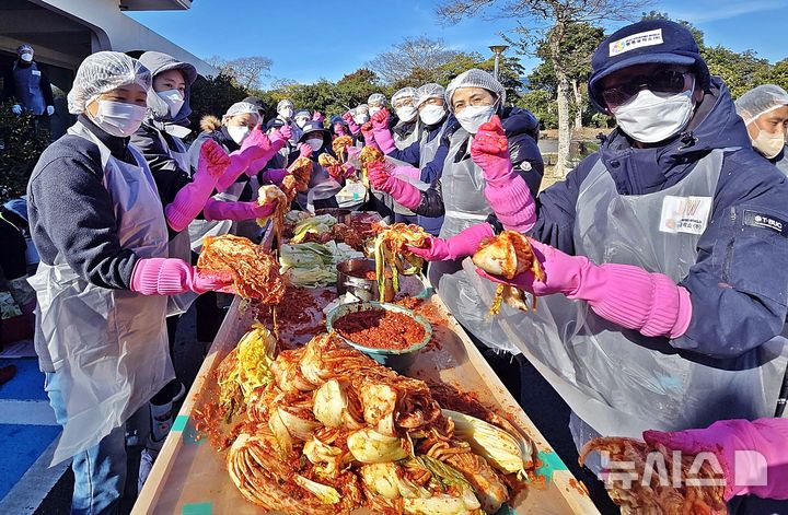 [제주=뉴시스] 제주신화월드가 운영하는 제주 1호 자회사형 장애인표준사업장 행복공작소㈜(사업 총괄 박흥배 상무)는 지난 9일 서귀포시 안덕면에 위치한 행복공작소㈜에서 ‘행복나눔 김장행사’를 진행했다. (사진=제주신화월드 제공) 2025.12.10. photo@newsis.com *재판매 및 DB 금지