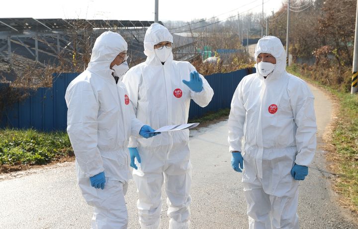 [영암=뉴시스]고병원성 AI방역 현장 점검하는 우승희 영암군수. (사진=영암군 제공) 20255.12.10. photo@newsis.com *재판매 및 DB 금지