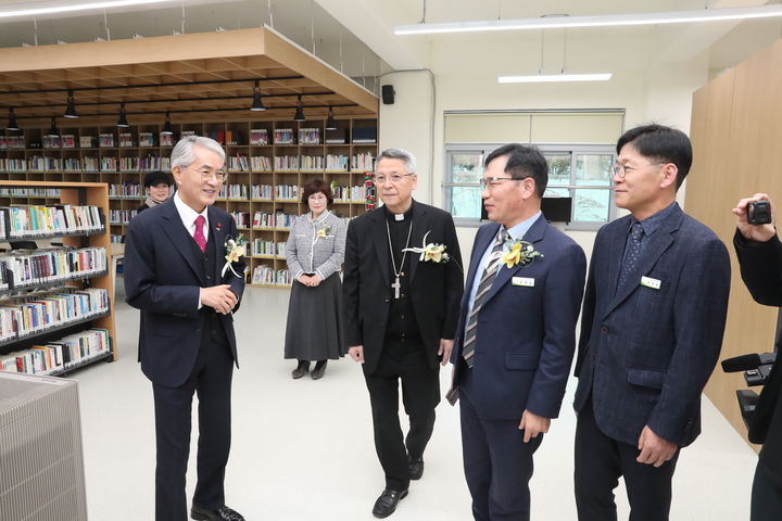[창원=뉴시스]박종훈(왼쪽) 경남교육감 등이 성지여자고등학교 내부 공간을 참관하고 있는 모습. (사진=경남교육청 제공) 2025.12.10.photo@newsis.com *재판매 및 DB 금지