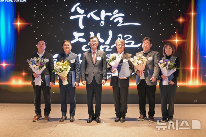 [세종=뉴시스]한국남부발전은 지난 9일 한국표준협회(KSA)로부터 2025년 우수회원사로 선정돼 '한국표준협회 회장상'을 수상했다.(사진=남부발전 제공)