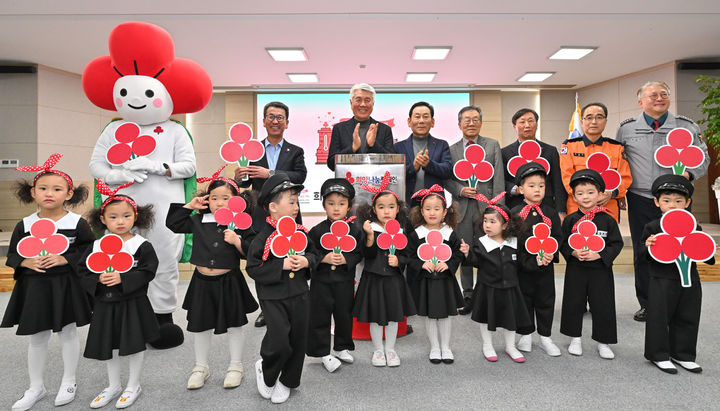 10일 정선군청 대회의실에서 최승준 정선군수, 전영기 군의장 등이 참석한 가운데 '희망2026 나눔 캠페인' 일일 집중모금 행사를 진행하고 있다.(사진=정선군 제공)  *재판매 및 DB 금지