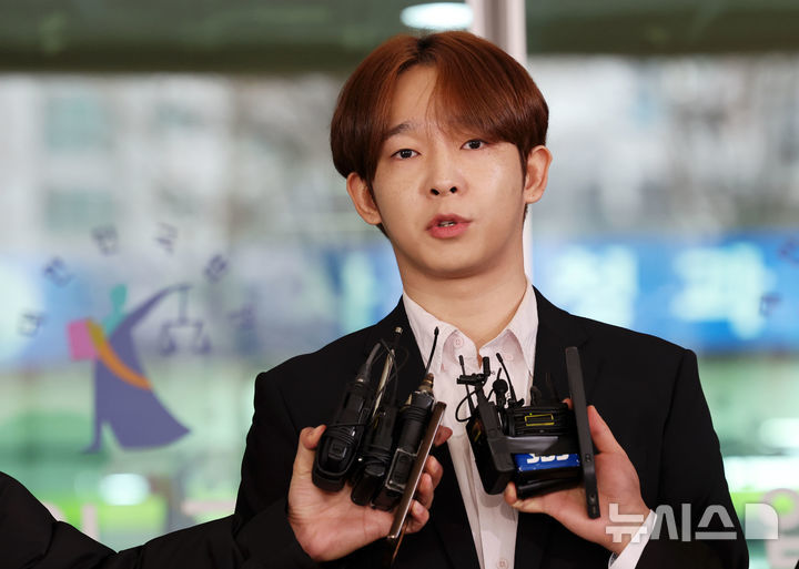 [서울=뉴시스]  서울서부지법 형사11단독 허준서 부장판사는 내달 11일 도로교통법 위반(음주운전) 등 혐의를 받는 남씨의 첫 공판기일을 연다. 사진은 마약 투약 혐의를 받은 나씨가 지난해 1월 18일 오전 서울 마포구 서울서부지방법원에서 열린 선고 공판에서 집행유예 선고를 받은 뒤 취재진 질문에 답하고 있는 모습. (사진=뉴시스DB) photo@newsis.com *재판매 및 DB 금지