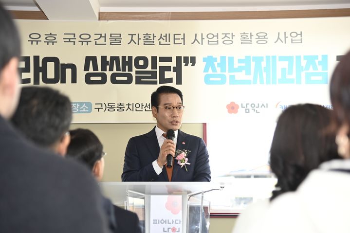 [남원=뉴시스] 10일 문을 연 남원시의 자활사업장 중 한 곳인 '청년제과점', 개점식에서 최경식 시장이 인사말을 하고 있다. *재판매 및 DB 금지