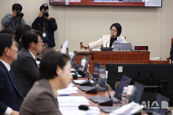 [서울=뉴시스] 조성봉 기자 = 최민희 국회 과방위원장이 지난 10일 오후 서울 여의도 국회에서 열린 과학기술정보방송통신위원회 전체회의에서 의사봉을 두드리고 있다. 2025.12.10. suncho21@newsis.com