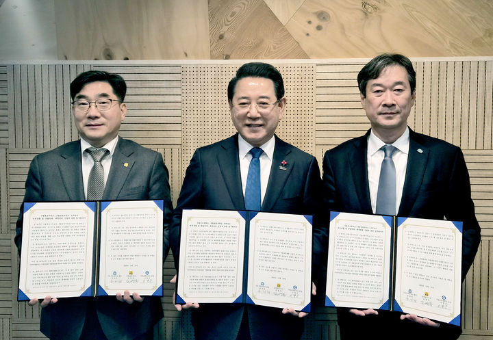 [무안=뉴시스] 김영록 전남지사가 10일 오후 광주에서 이병운 순천대 총장(왼쪽), 송하철 목포대 총장(오른쪽)과 간담회를 갖고 통합대학교 국립의대 신속 신설을 위한 업무협약을 하고 있다. (사진 = 전남도 제공). 2025.12.10. photo@newsis.com  *재판매 및 DB 금지